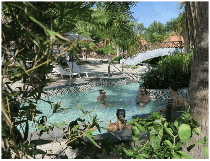 Du khách trải nghiệm tắm khoáng nóng giữa thiên nhiên xanh mát tại suối khoáng nóng Bình Châu