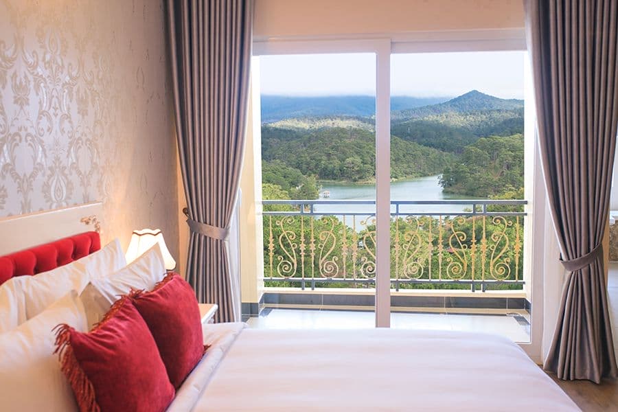 Phòng khách sạn tại LADALAT HOTEL có ban công mở ra cảnh đẹp thiên nhiên trữ tình. 